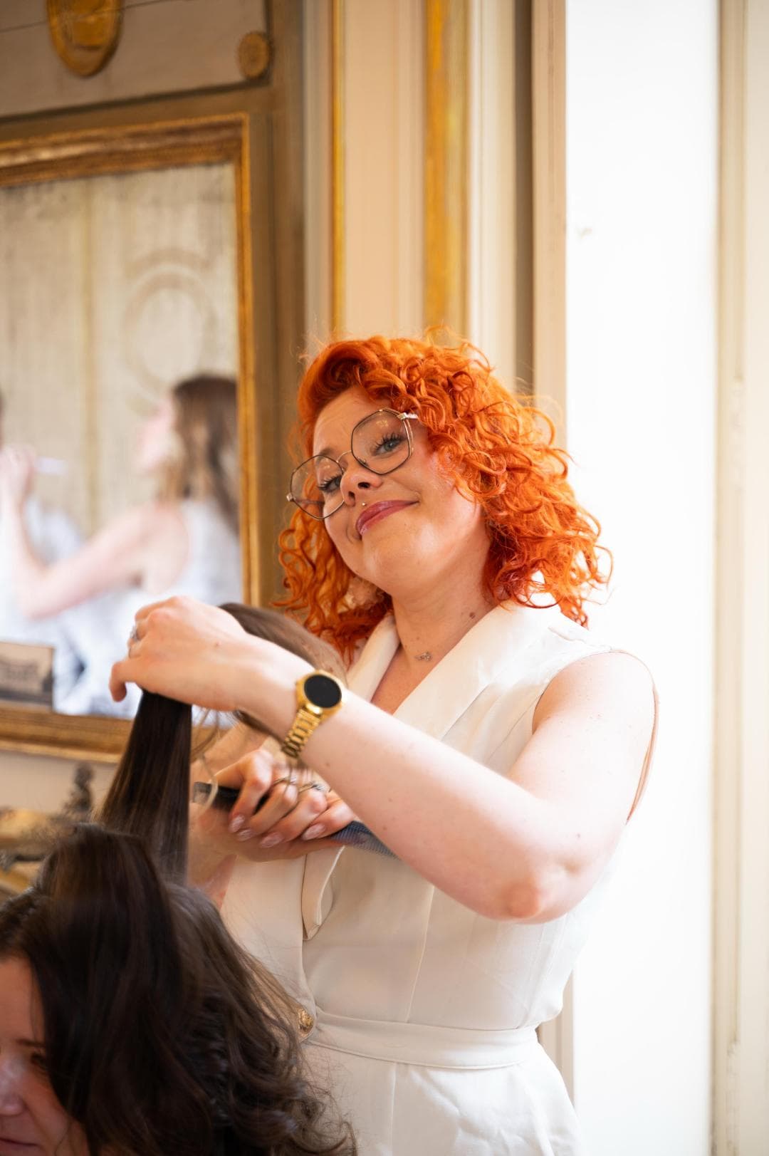 Camille réalise un brushing avant un événement