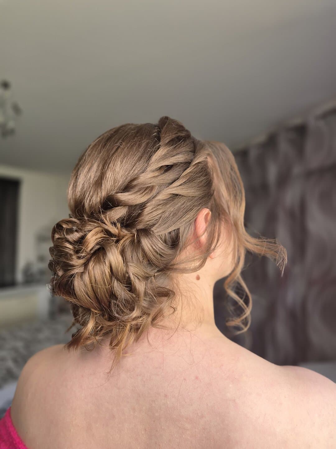 Chignon tressé avec boucles souples, coiffure d'occasion