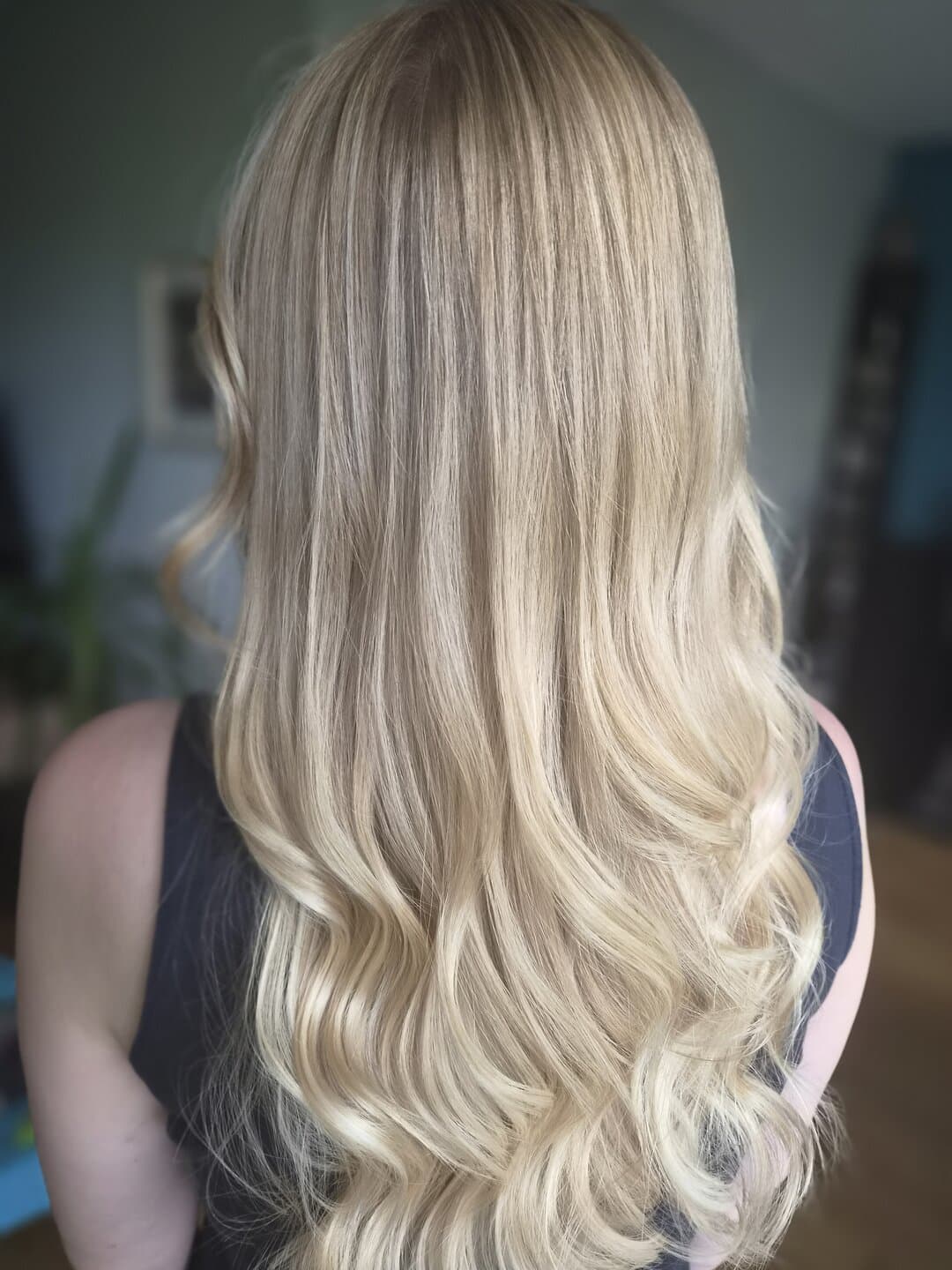 Longueurs blondes soyeuses et brillantes après un soin