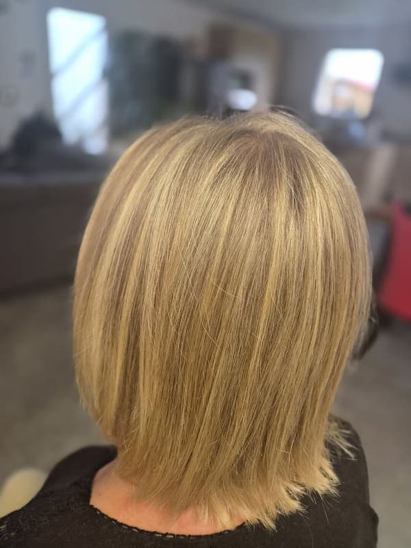 Exemple de cheveux mi-longs : coupe arrivant aux épaules