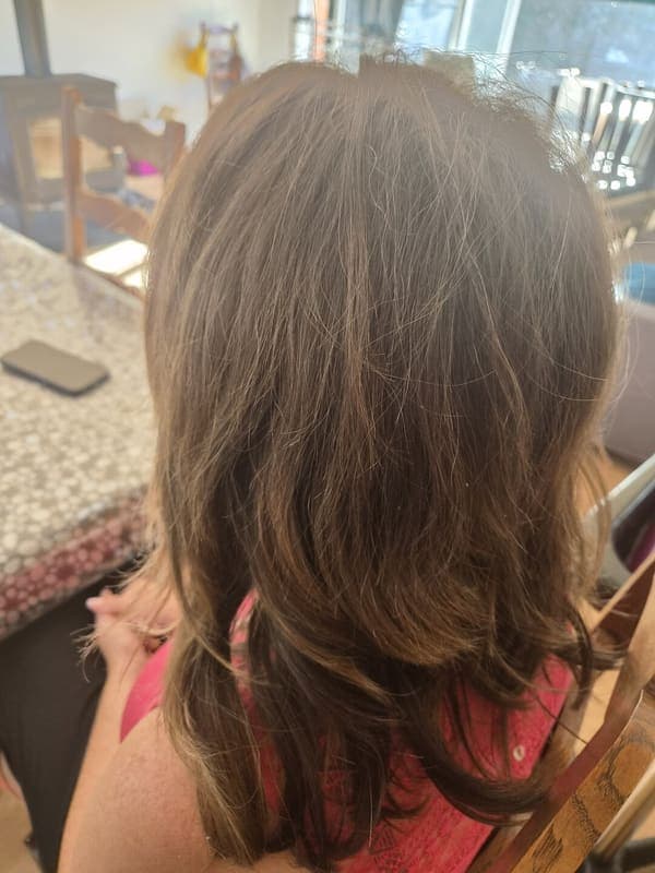 Cheveux renforcés et brillants après une ampoule booster de kératine