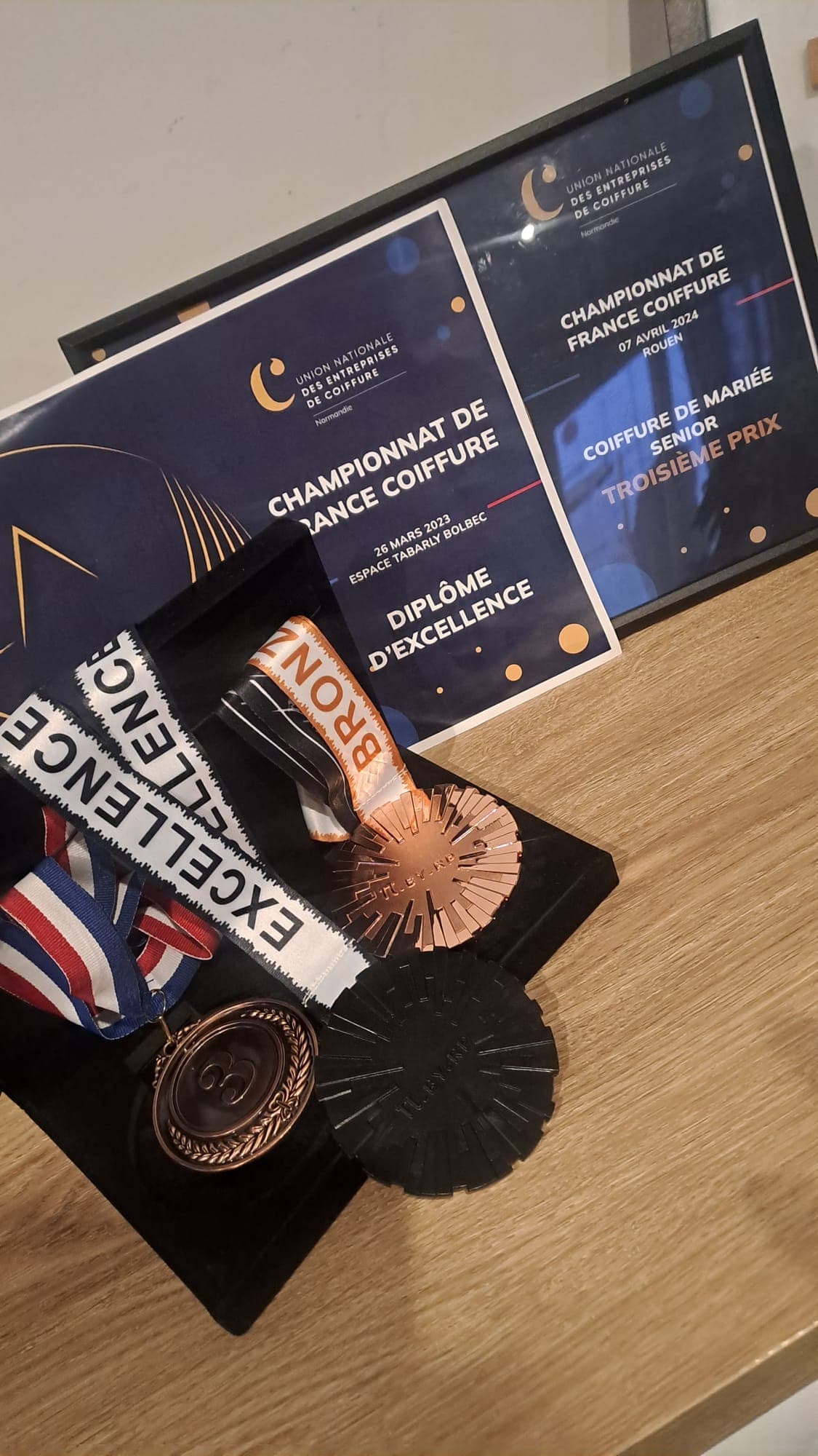Médaille de bronze et diplômes d'excellence de Camille au championnat de France de coiffure