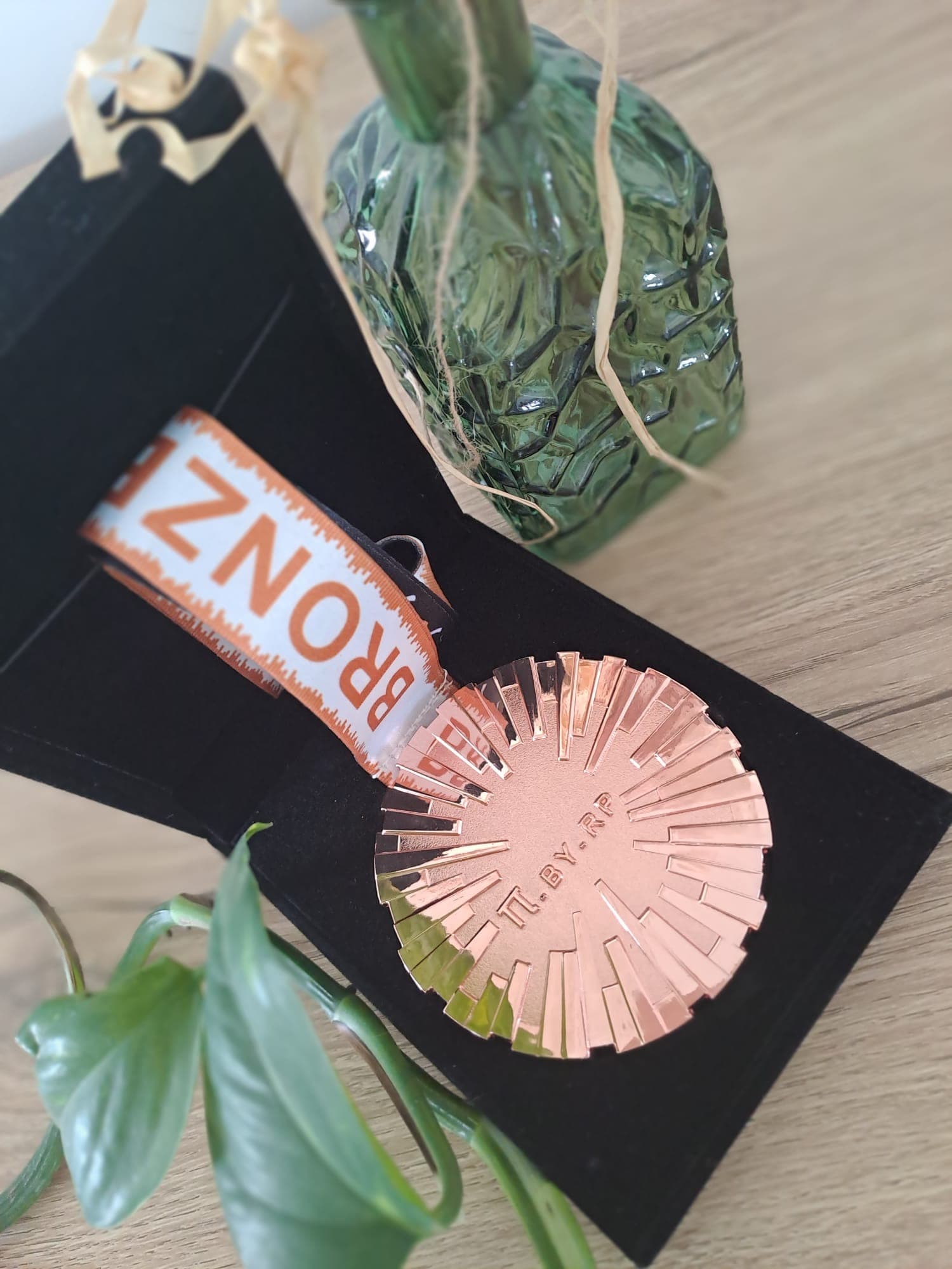 Gros plan sur la médaille de bronze de Camille, championnat de France coiffure de mariée